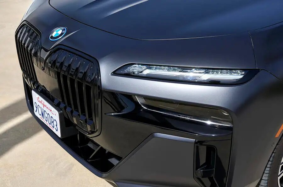 عکس  نمای منطقه ای و قیمت نجومی;  BMW i7 برقی چه چیزی ارائه می دهد؟