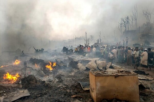 آتش‌سوزی مهیب در اردوگاه پناهجویان «روهینگیا»؛ 12 هزار نفر آواره شدند