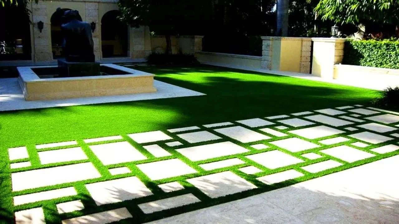 جدیدترین طرح های چمن مصنوعی بین سنگ و موزاییک