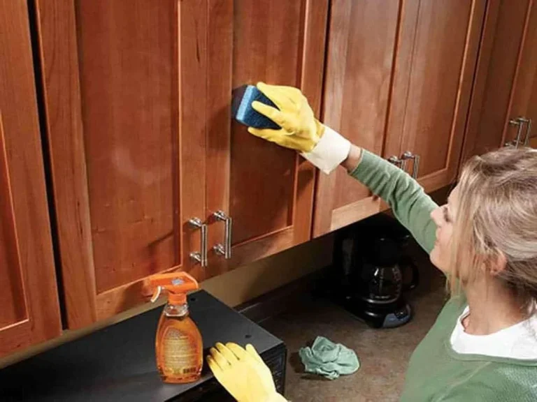 چگونه کابینت چوبی سفید را تمیز کنیم