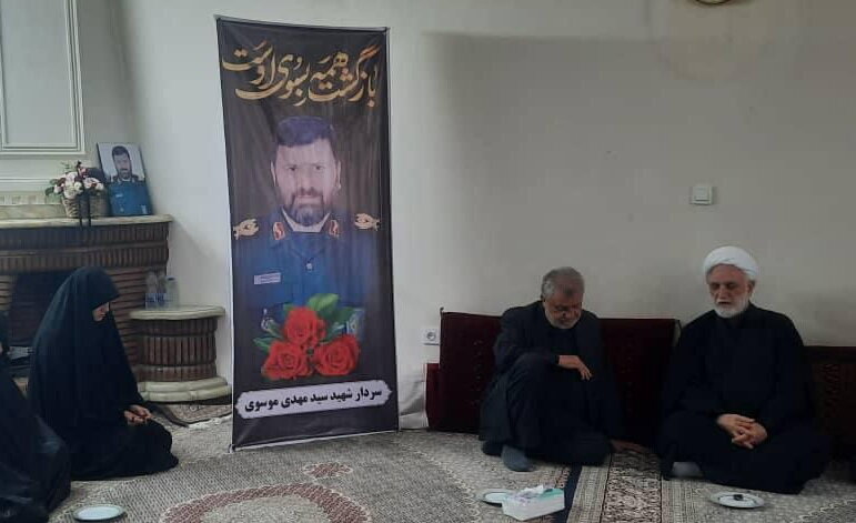 حضور رئیس قوه قضاییه در منزل شهید سید مهدی موسوی، رئیس تیم حفاظت رئیس‌جمهور فقید