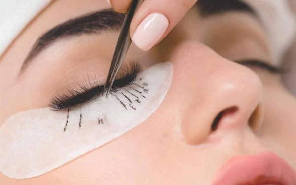 عوارض جانبی احتمالی کاشت مژه به سه دسته کلی تقسیم می شوند :