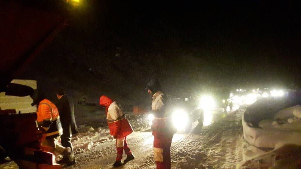 امدادرسانی به ۶۸ خودرو و بیش از ۳۳۰ فرد گرفتار شده در محورهای برفگیر ایلام