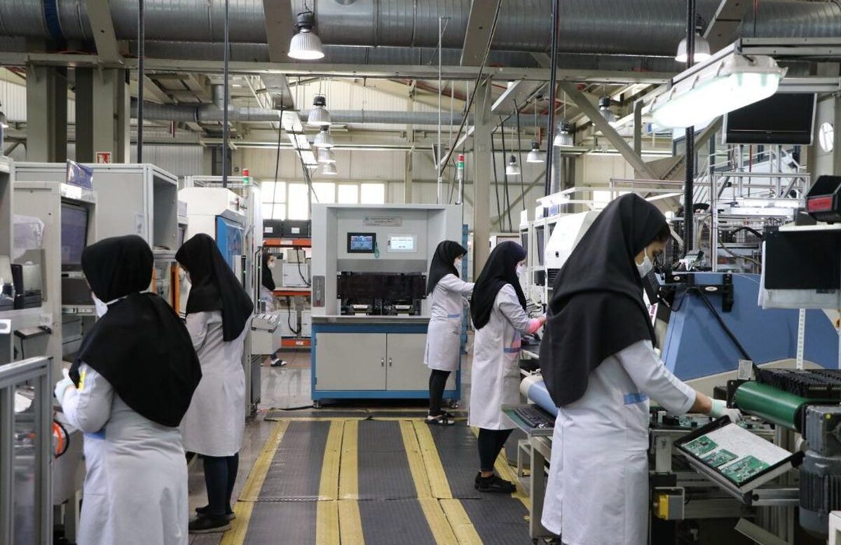حضور بانوان در کارخانهها، جبران فقدان نیروهای صنعتگر