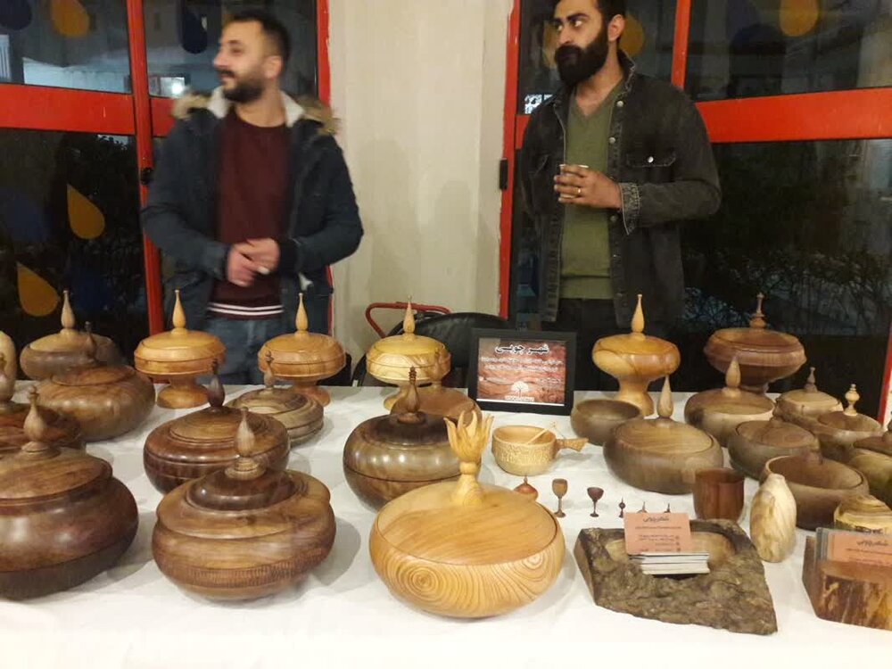 حمایت از کار و سرمایه با تأکید بر صنایع دستی و اندیشه جوان ایرانی